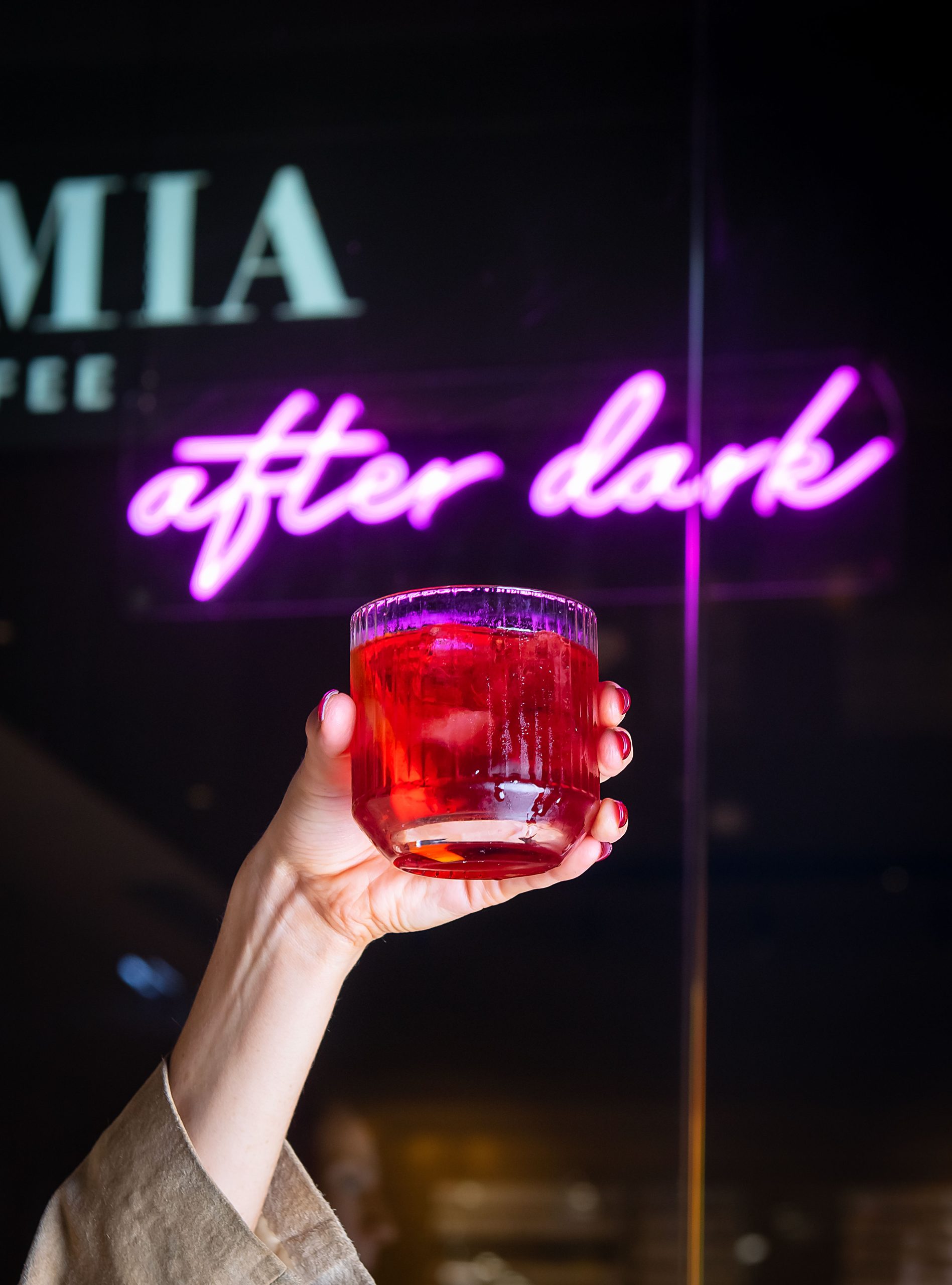 Cóctel Negroni en la carta de cócteles de EllaMia AfterDark en Covent Garden.