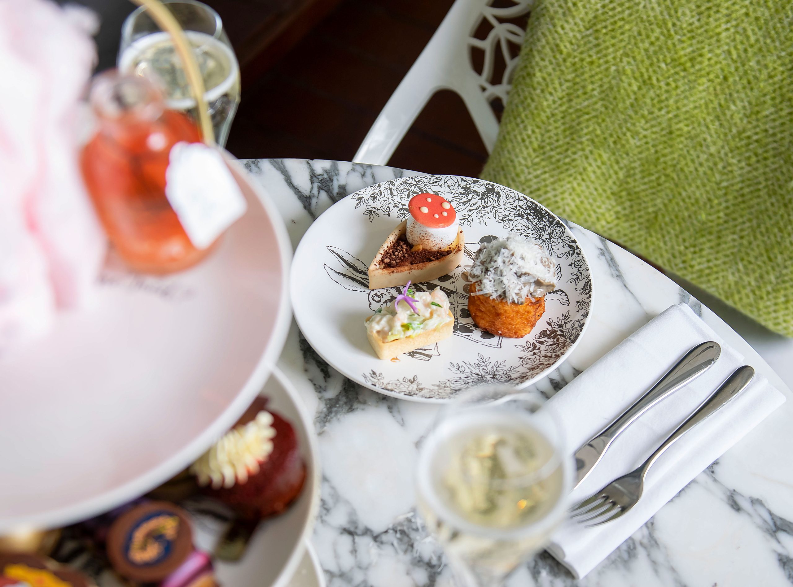 MAD HATTERS AFTERNOON TEA. Champagne.