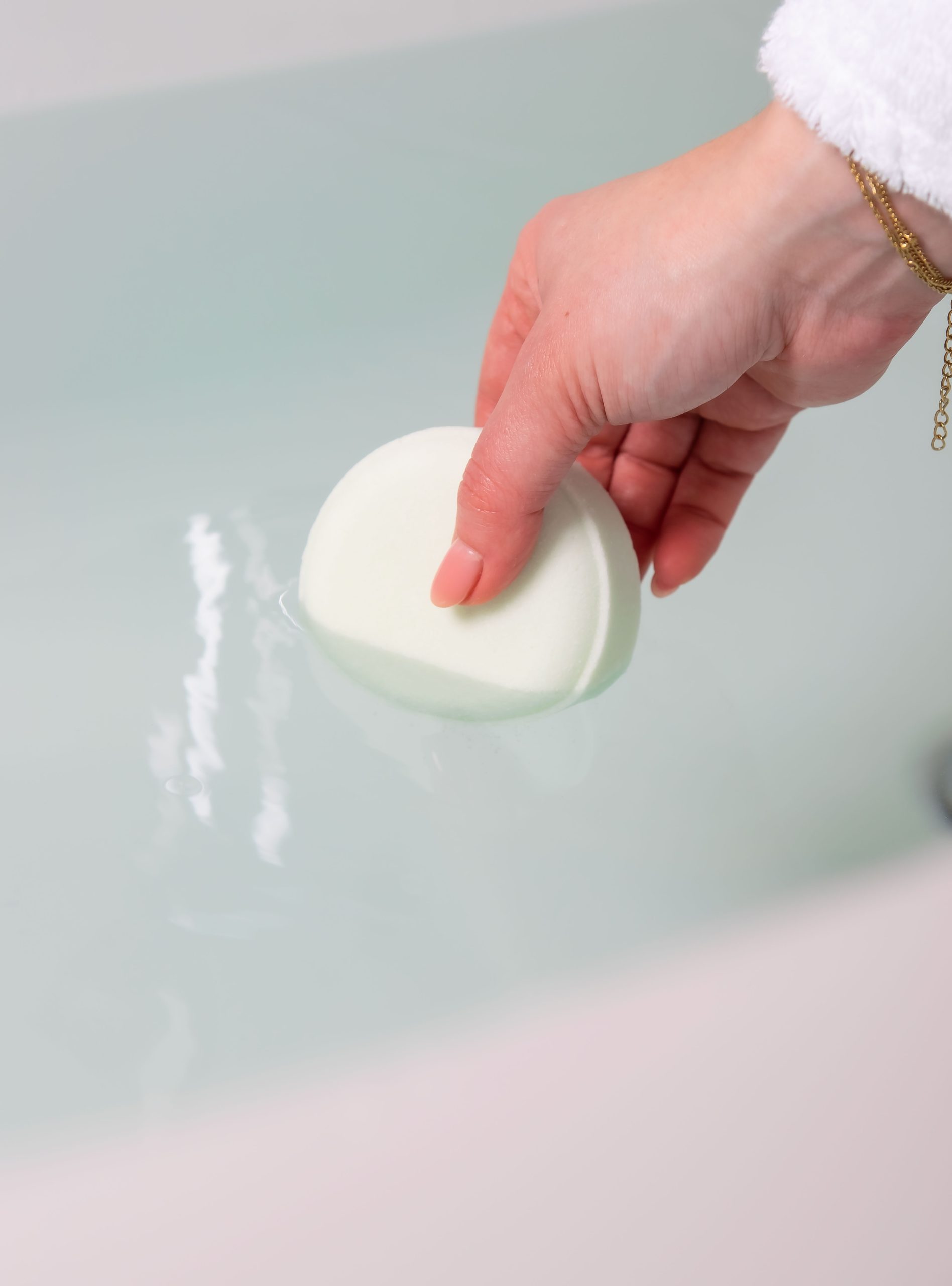 Cannaray Lip mask and night oil. Bathtub. Loft suite with terrace. bath melt.