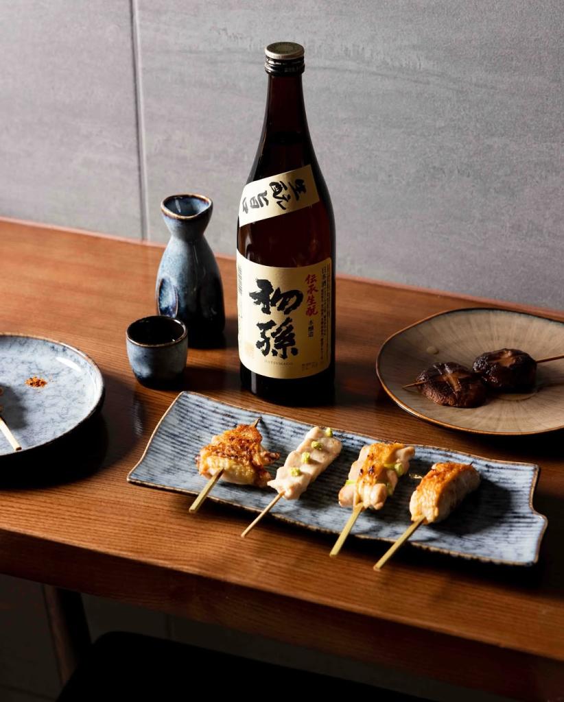 Un plato japonés con una presentación muy cuidada, servido en Hotori at Sanderson, presentado en una mesa con una decoración moderna.